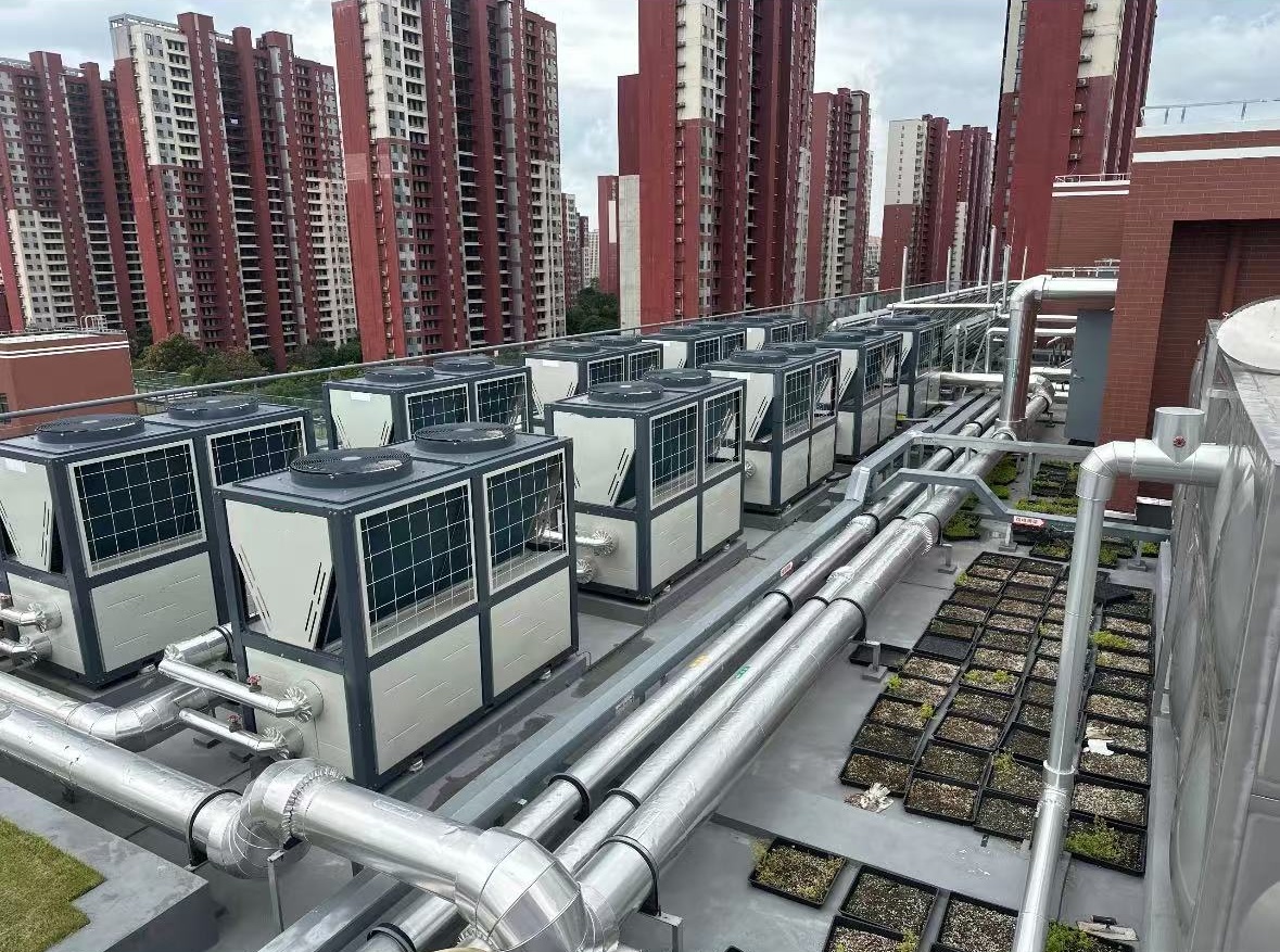 Noul punct de referință pentru economisirea energiei și reducerea costurilor! Sistemul inteligent cu pompă de căldură cu două surse remodelează soluțiile energetice pentru hoteluri și complexe comerciale Noul punct de referință pentru economisirea energiei și reducerea costurilor! Sistemul inteligent cu pompă de căldură cu două surse remodelează soluțiile energetice pentru hoteluri și complexe comerciale
