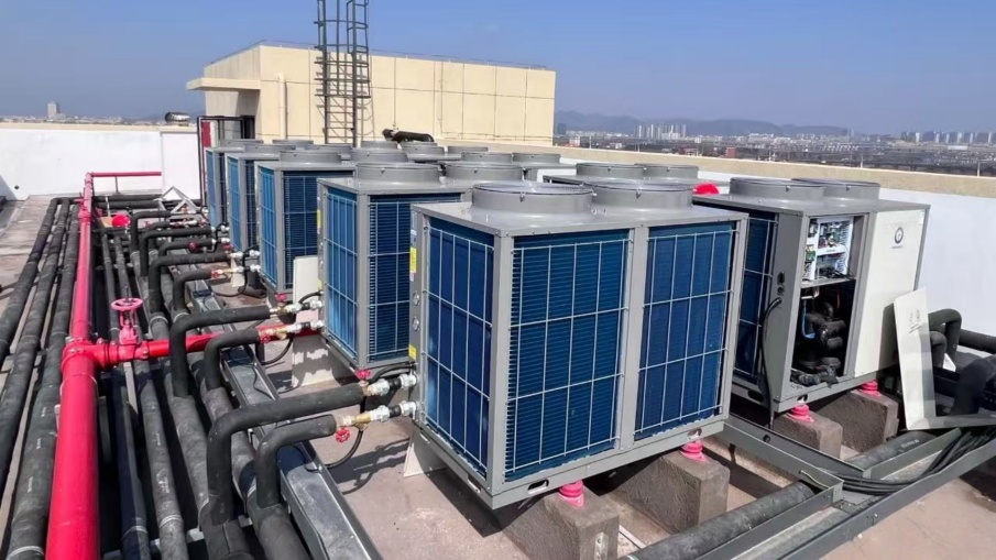 Clădirile fabricilor auto-construite sunt echipate cu sisteme de pompă de căldură cu două surse, stabilind un nou model de alimentare cu energie cu emisii scăzute de carbon în parc Clădirile fabricilor auto-construite sunt echipate cu sisteme de pompă de căldură cu două surse, stabilind un nou model de alimentare cu energie cu emisii scăzute de carbon în parc